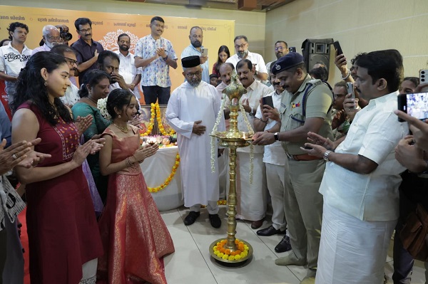 ധ്യാന് ശ്രീനിവാസന്, ദേവനന്ദ ജിബിന്, മീര വാസുദേവ്, ആതിര പട്ടേല് ഒന്നിക്കുന്നു. സംവിധായകന് രാജേഷ് അമനകര ഒരുക്കുന്ന 'കല്യാണമരം' പൂജയും സ്വിച്ച് ഓണ് കര്മ്മവും നടന്നു.